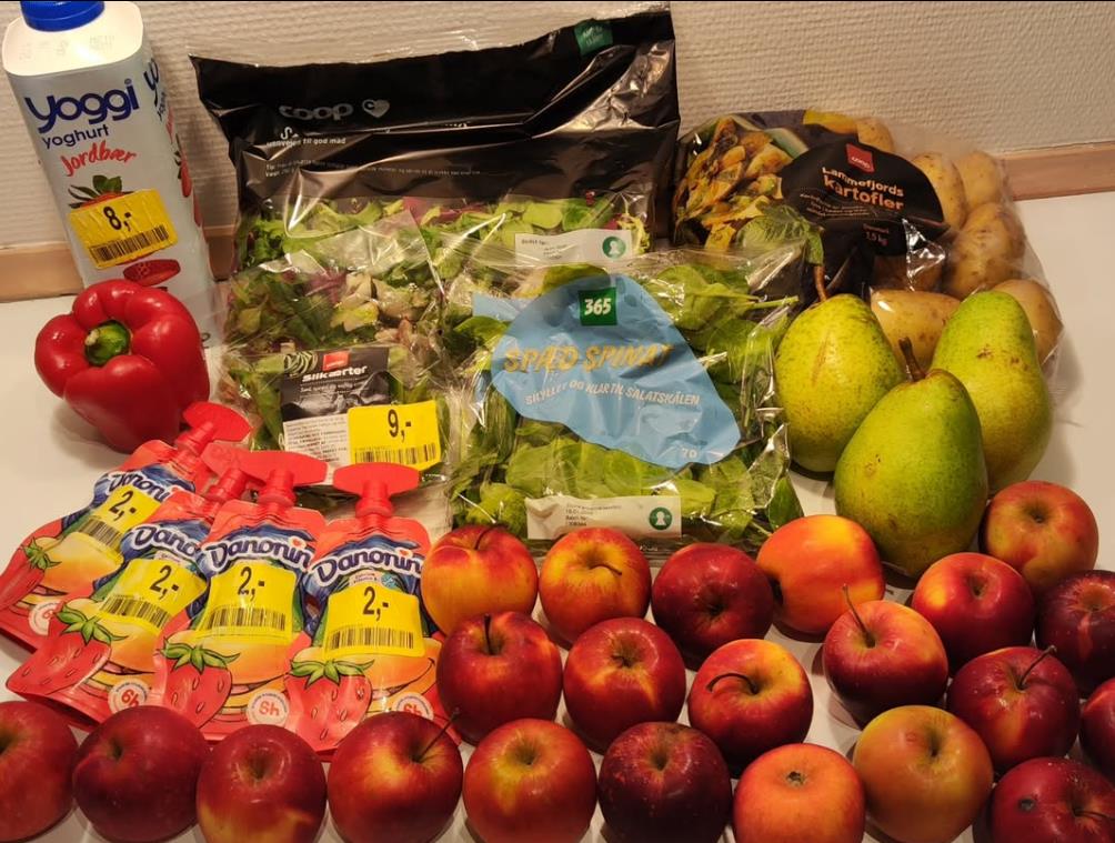 Sofi Đuel-Anderson se hrani u kontejeneru (6).png