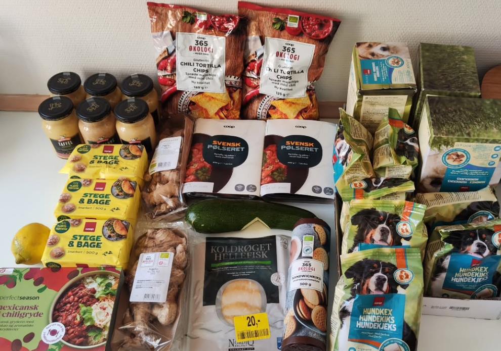 Sofi Đuel-Anderson se hrani u kontejeneru (7).png