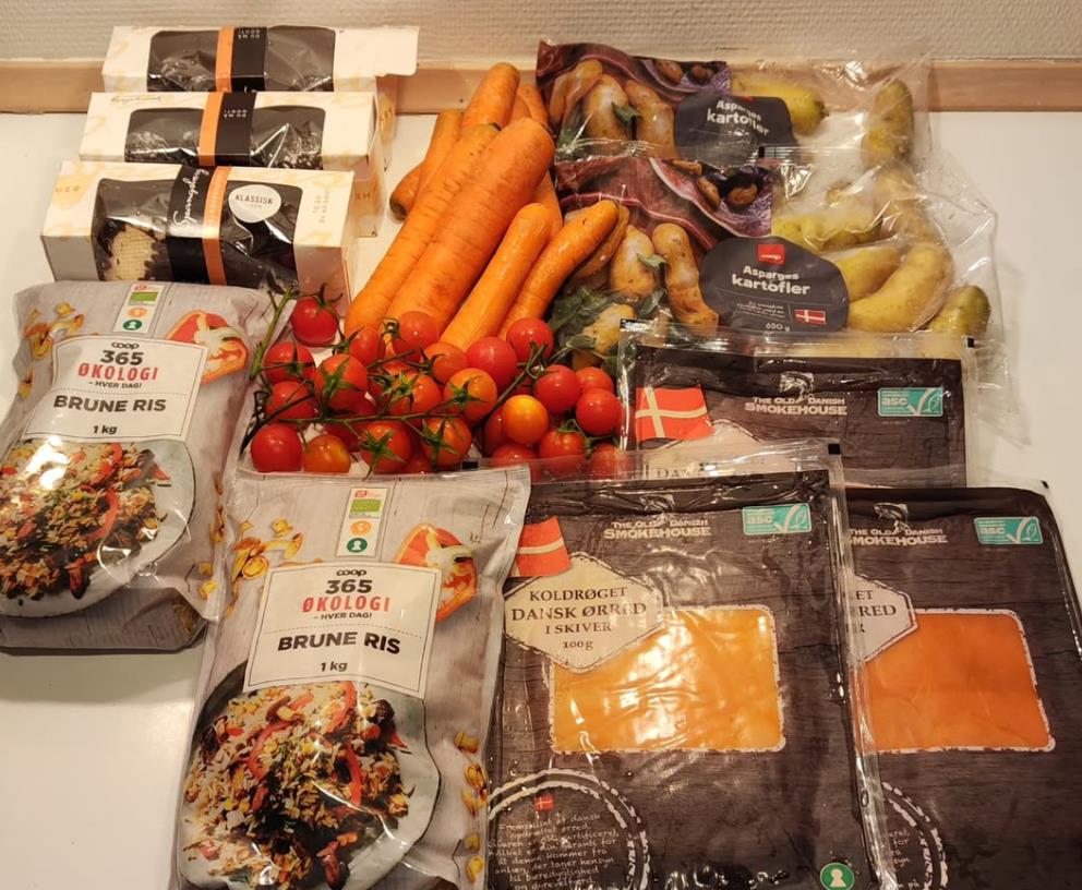 Sofi Đuel-Anderson se hrani u kontejeneru (2).png