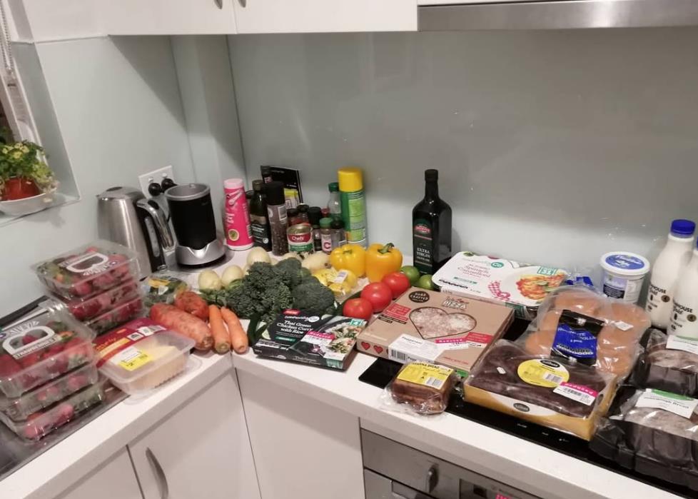 Sofi Đuel-Anderson se hrani u kontejeneru (4).png