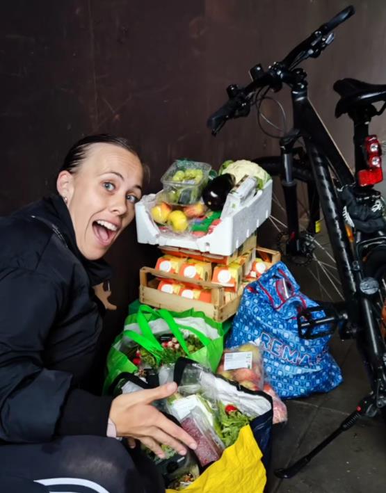 Sofi Đuel-Anderson se hrani u kontejeneru frižidr (6).png