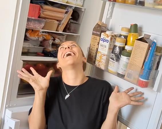 Sofi Đuel-Anderson se hrani u kontejeneru frižidr (9).png