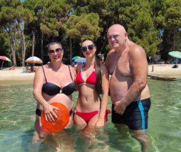 2025-01-23 07_40_39-Ćerka Saške Karan je prava bomba, a tek da čujete koji težak fakultet je završil.jpg