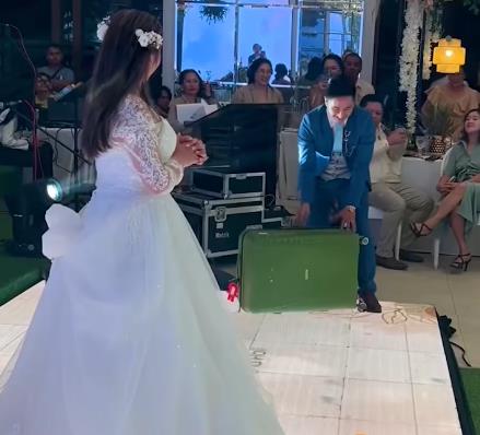 Mladoženja oktio mladu tepihom para (2).jpg