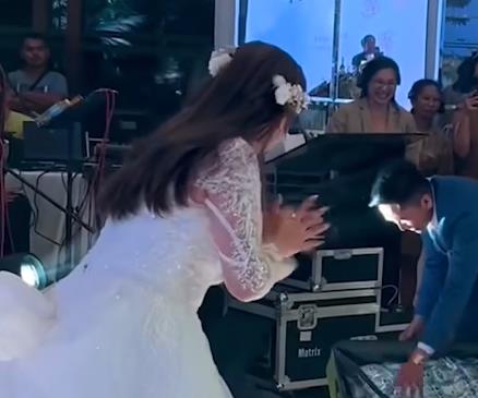 Mladoženja oktio mladu tepihom para (4).png