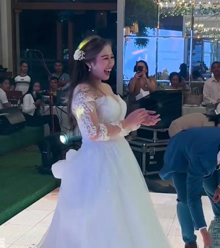 Mladoženja oktio mladu tepihom para (5).png