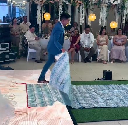 Mladoženja oktio mladu tepihom para (6).png