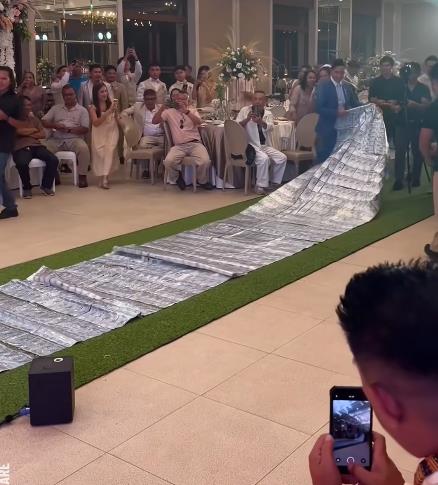 Mladoženja oktio mladu tepihom para (7).png