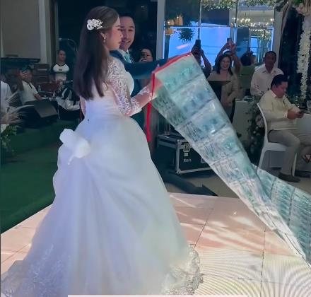 Mladoženja oktio mladu tepihom para (8).png