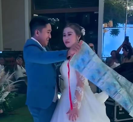 Mladoženja oktio mladu tepihom para (9).png