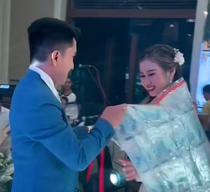 Mladoženja oktio mladu tepihom para (1).png