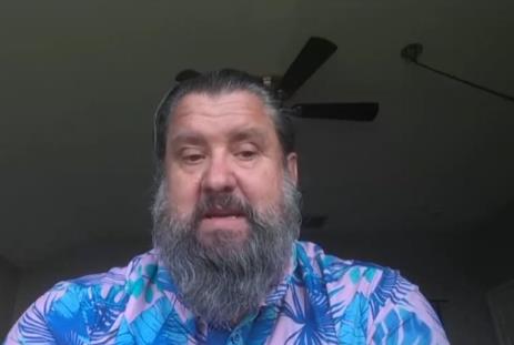 Bred Evel u havajskoj košulji