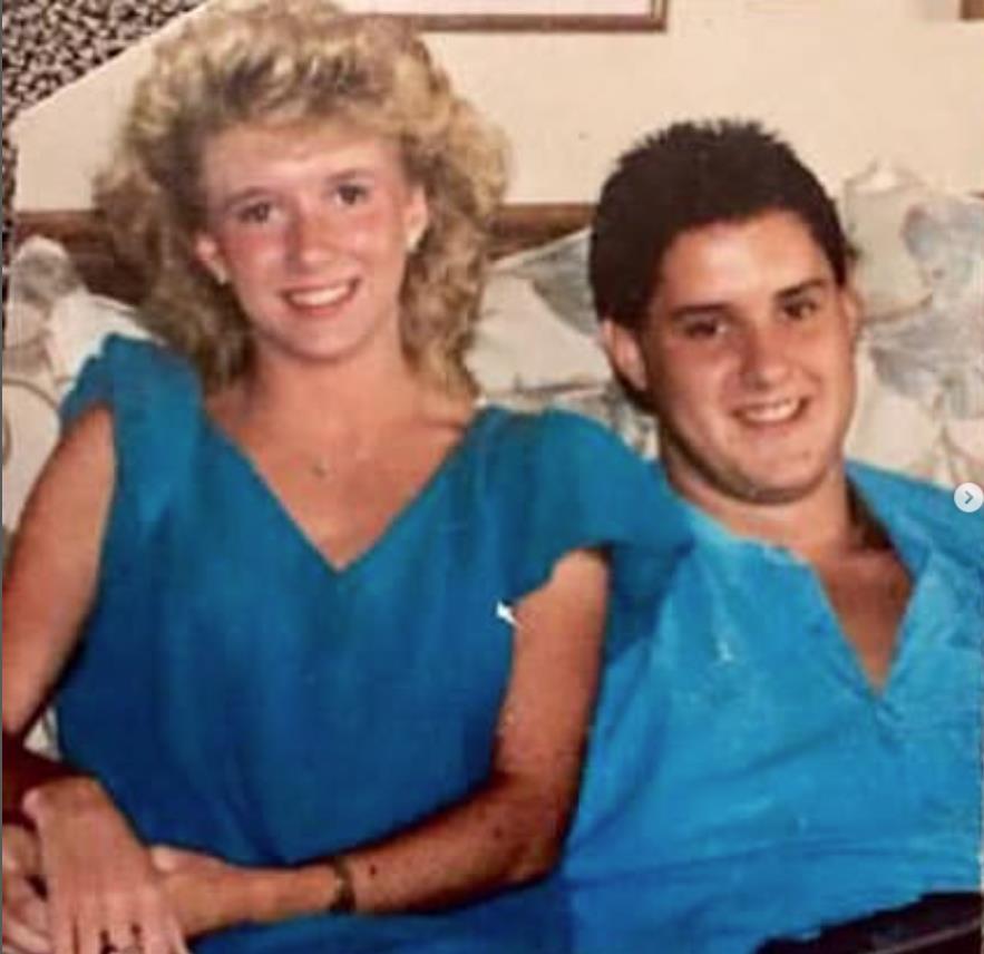 Bred Evel sa devojkom sedi na krevetu.jpg