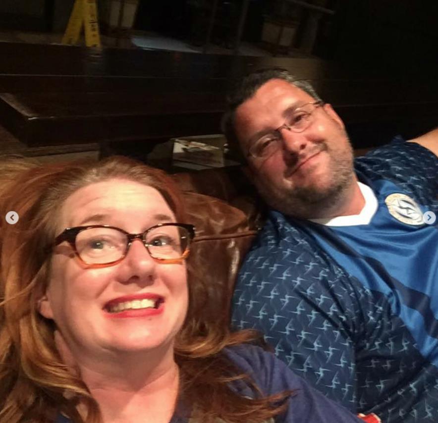 Bred Evel pravi selfi sa devojkom