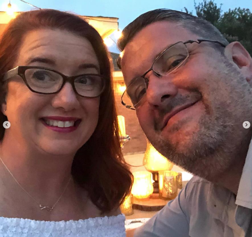 Bred Evel pravi selfi sa devojkom