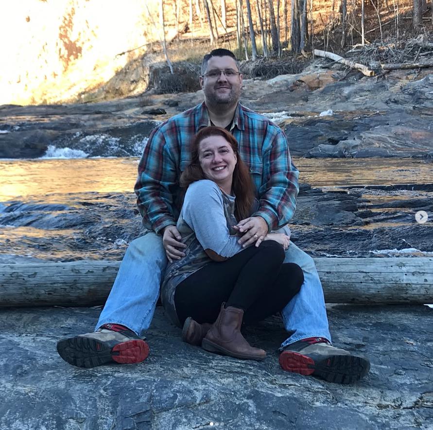 Bred Evel sedi na deblu i grli devojku