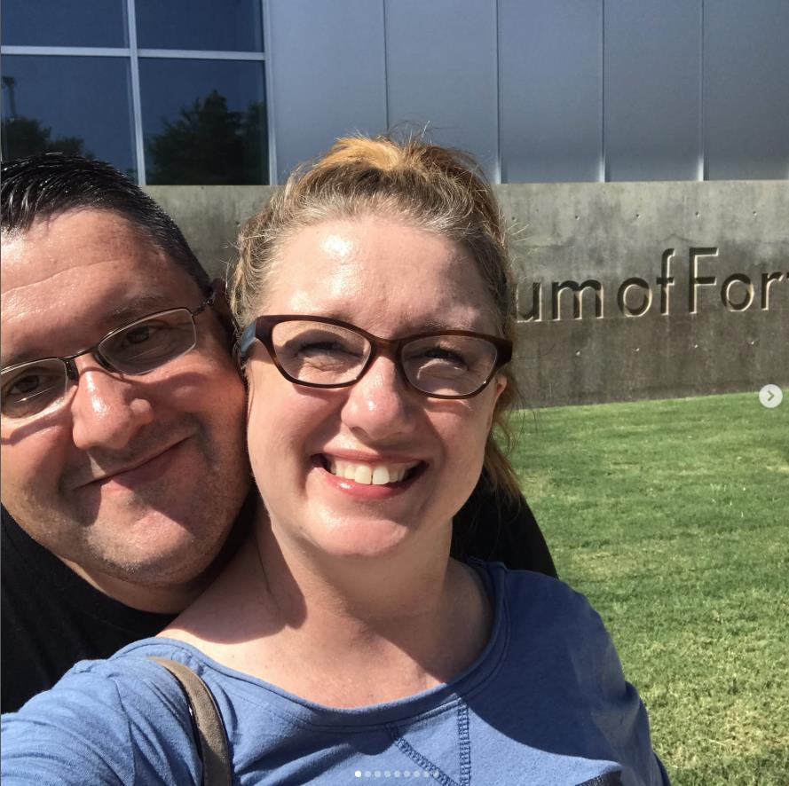 Bred Evel grli devojku