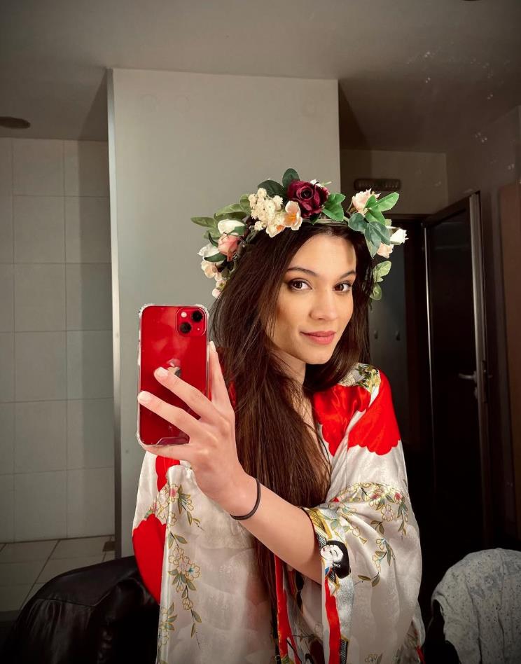 Ksenija Repić sa vencem na glavi i kimonou