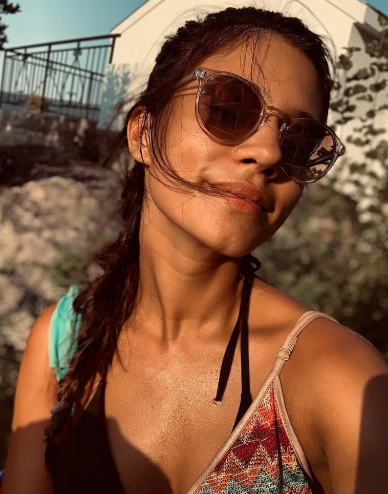 Ksenija Repić u kupaćem kostimu na plaži