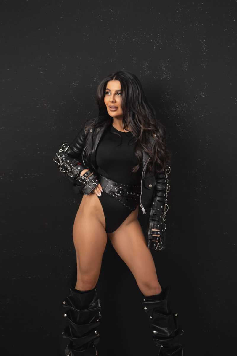 "JA I OSTALE DEVOJKE SMO RADILE ZA MACU U EMISIJI KAO PLEJBOJ ZEČICE" Olja Bajrami o saradnji s voditeljem: To su bile misice...