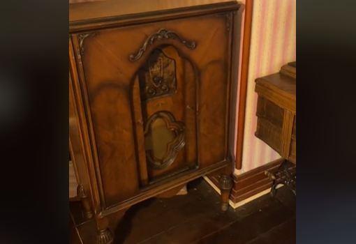 Mladi par pronašao tajnu prostoriju sa vrednim stvarima 5.jpg