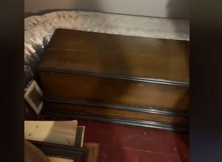 Mladi par pronašao tajnu prostoriju sa vrednim stvarima 1.jpg