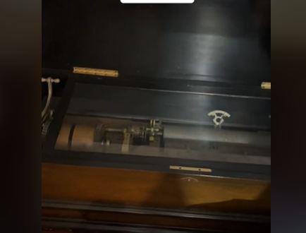 Mladi par pronašao tajnu prostoriju sa vrednim stvarima 2.jpg