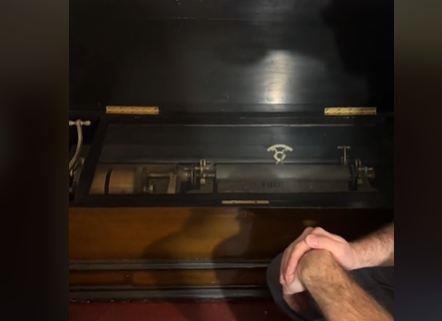 Mladi par pronašao tajnu prostoriju sa vrednim stvarima 3.jpg