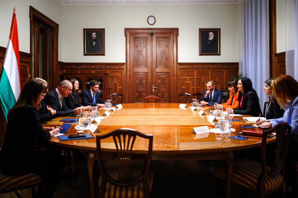 Jelena Žarić Kovačević sa mađarskim ministrom državne uprave (3).jpg