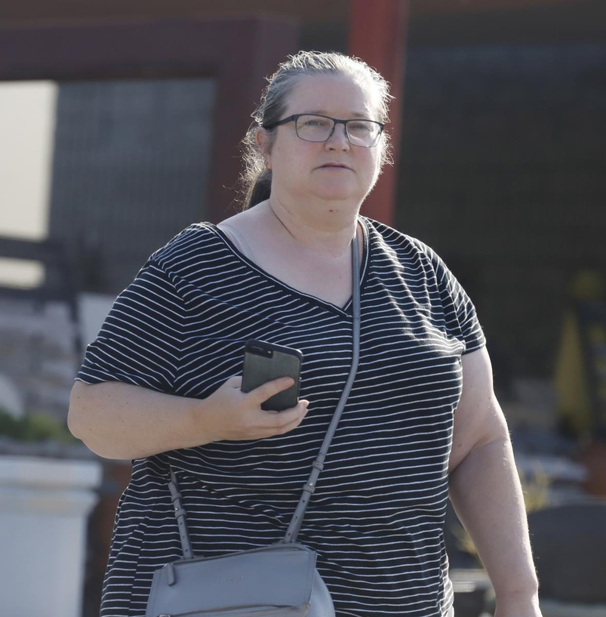 Bridžet Fonda u prugastoj majici na ulici