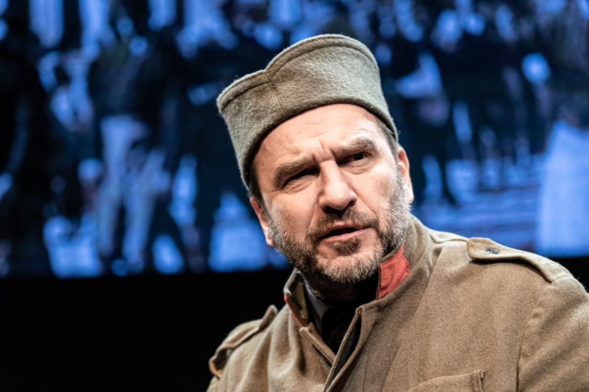 Nenad Jezdić u monodrami Knjiga o Milutinu