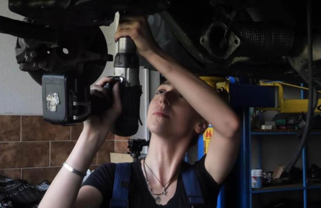 Bejta Šehić devojka koja voli da popravlja automobile 6.jpg