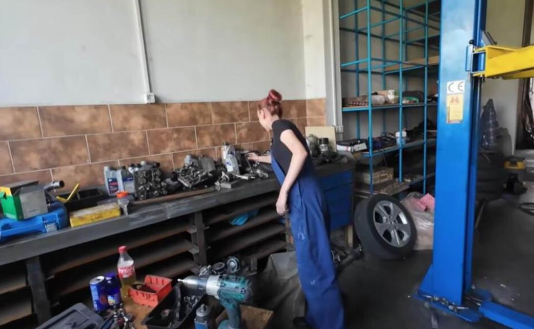 Bejta Šehić devojka koja voli da popravlja automobile 5.png