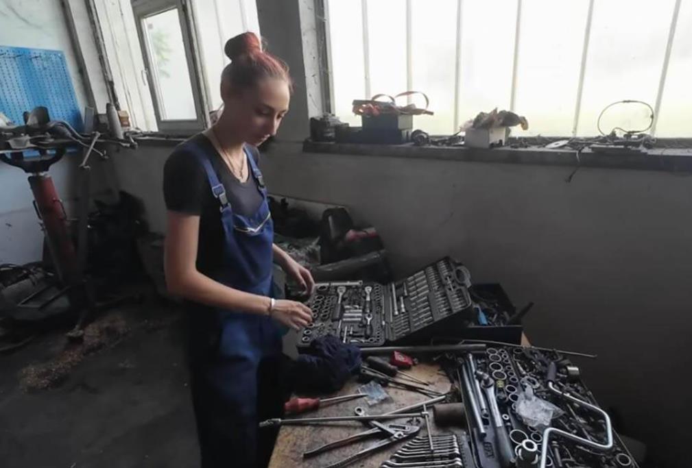 Bejta Šehić devojka koja voli da popravlja automobile 4.png