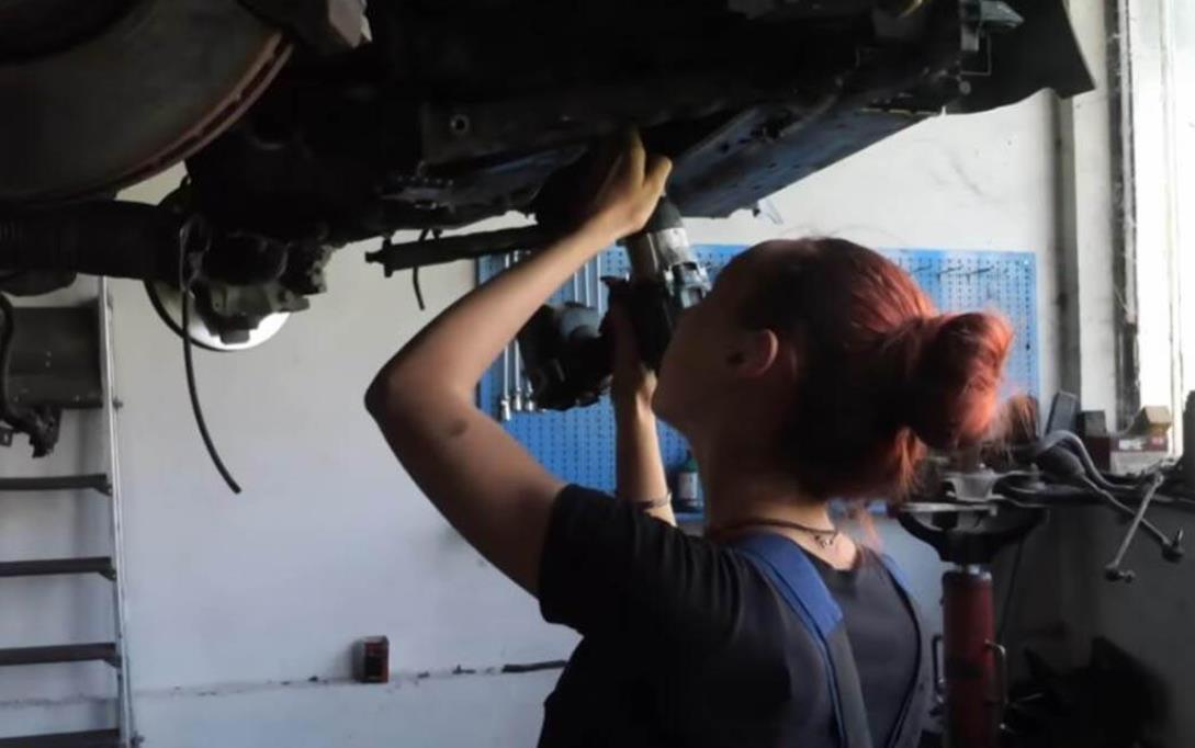 Bejta Šehić devojka koja voli da popravlja automobile 3.png