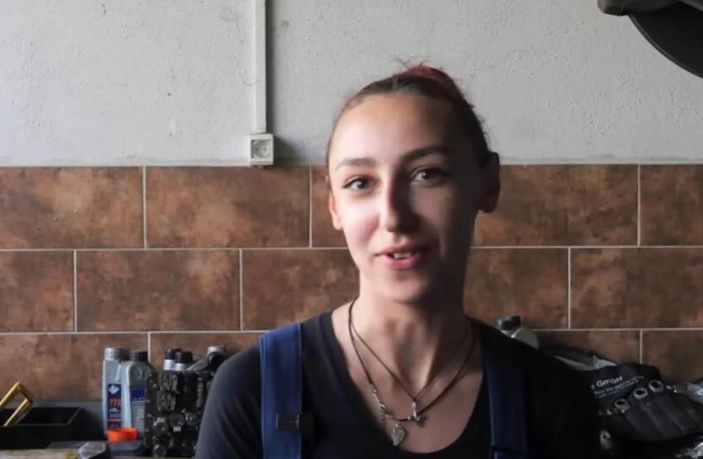 Bejta Šehić devojka koja voli da popravlja automobile 2.png