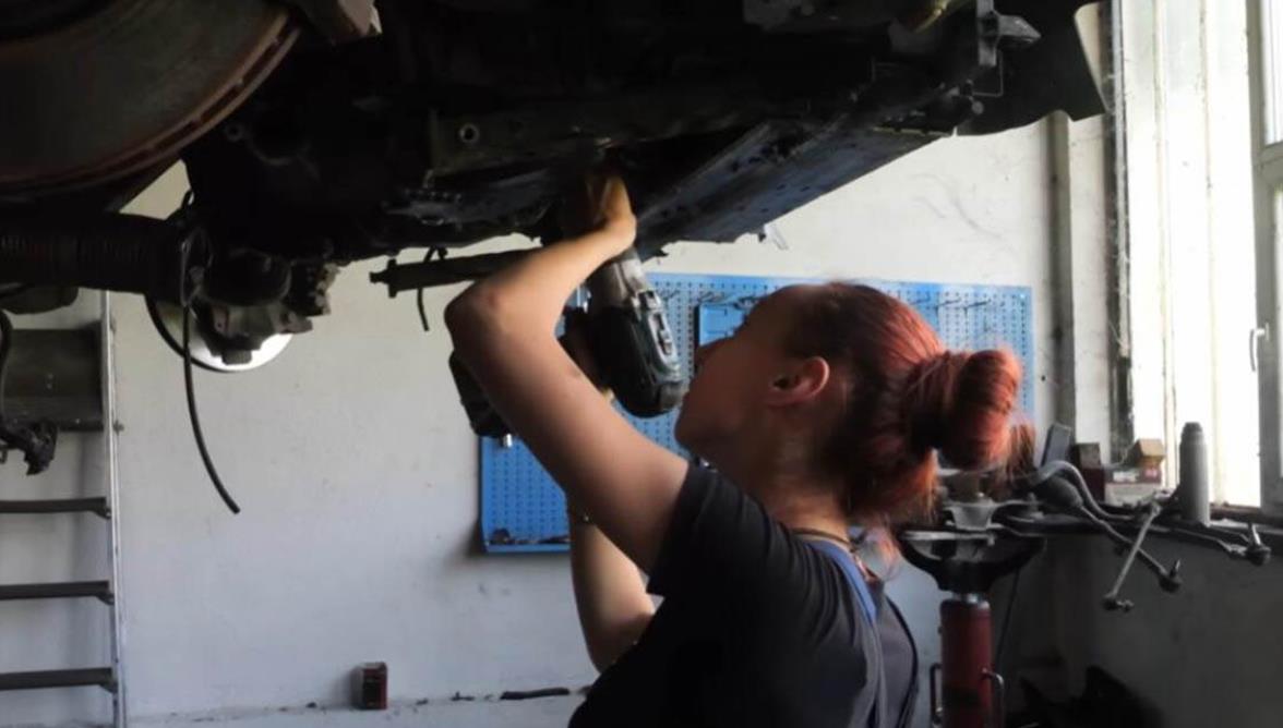 Bejta Šehić devojka koja voli da popravlja automobile 1.png