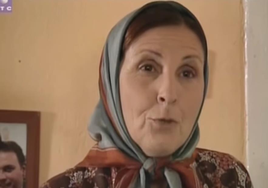 Olga Odanović kao Zlatana u seriji Selo gori a baba se češlja