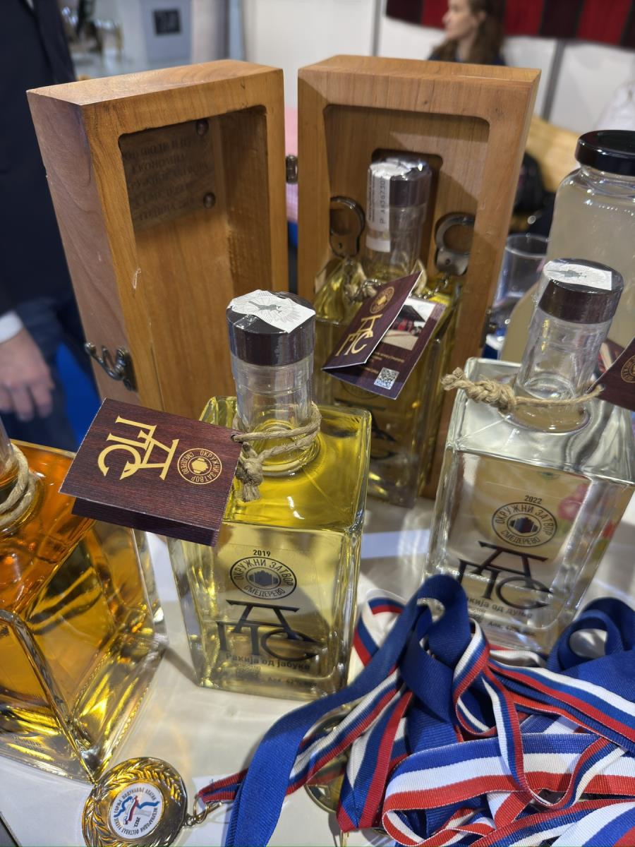 FOTO UIKS, štand sa rakijom Aps (1).jpg