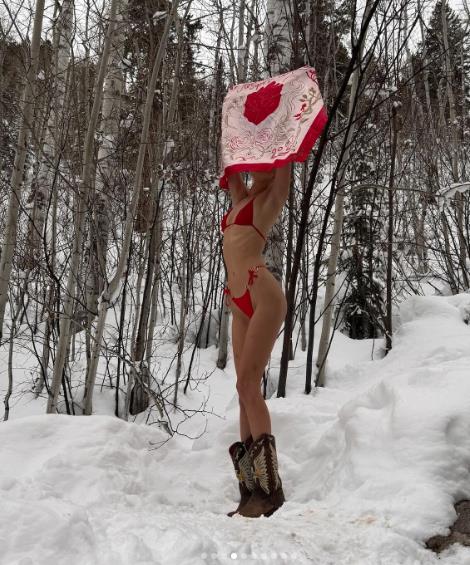 Bela Hadid u bikiniju na snegu 4.png