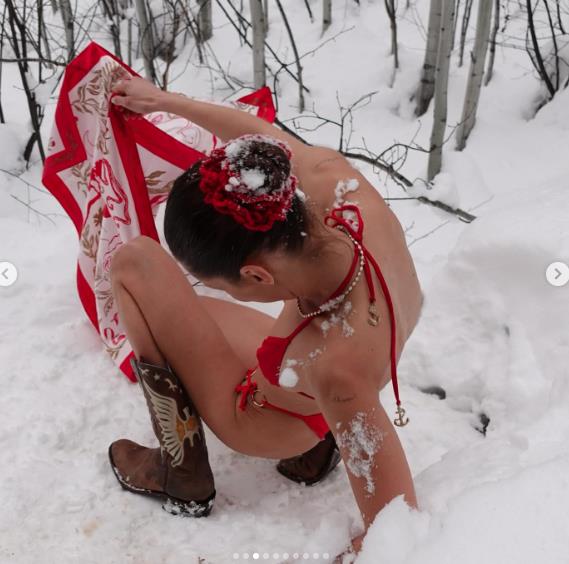 Bela Hadid u bikiniju na snegu 3.png