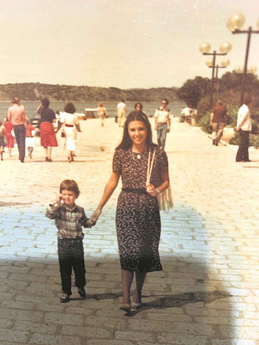 Na šibenskoj rivi 1981.sa sinom Draženom.jpg