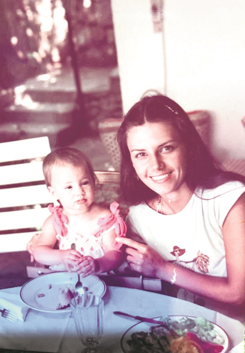 Sa ćerkom Anom 1983.na terasi porodične kuće u Primoštenu.jpg