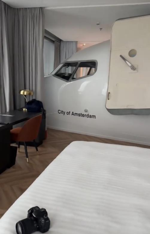 Turista se iznenadio avionom nasred sobe u hotelu u Amsterdamu