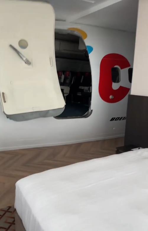 Turista se iznenadio avionom nasred sobe u hotelu u Amsterdamu