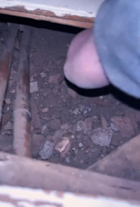 Devojka ispod parketa pronašla knjigu (3).png