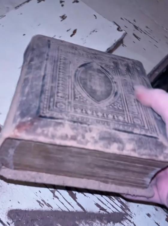 Devojka ispod parketa pronašla knjigu (8).png