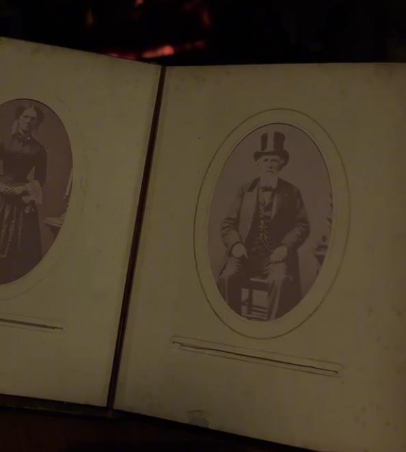 Devojka ispod parketa pronašla knjigu (9).png