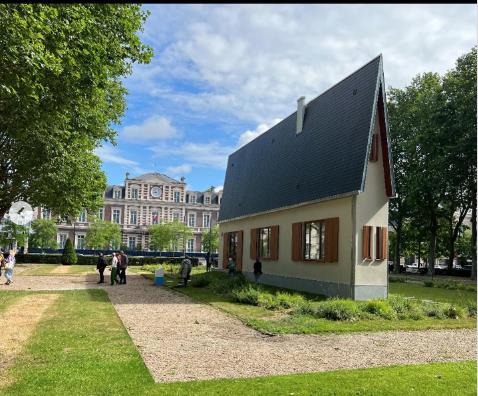 Najuža kuća na svetu delo je umetnika Ervina Vurma 2.jpg