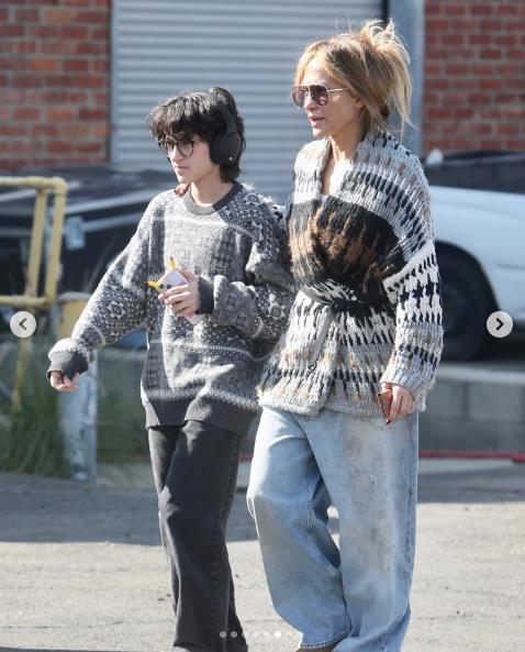 Dženifer Lopez u džemperu koji skoro svaka Srpkinja ima 6.png